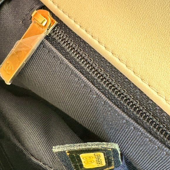 Chanel Bag! Excellent condition - Picture 12 of 13